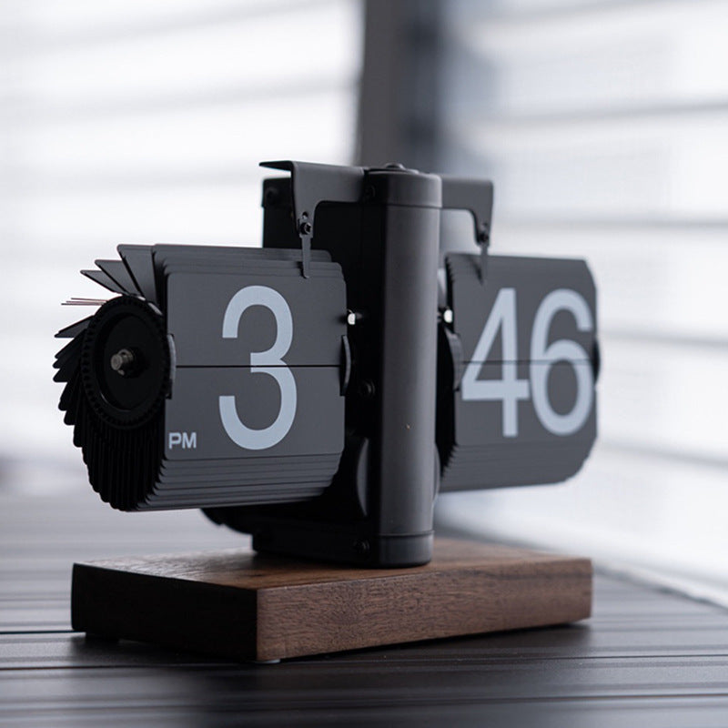 Retro Automatic Turning Clock