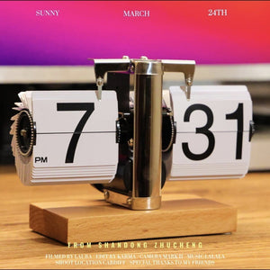 Retro Automatic Turning Clock