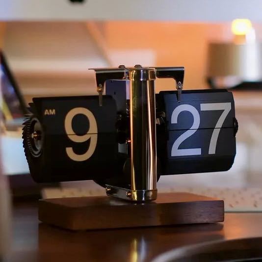 Retro Automatic Turning Clock